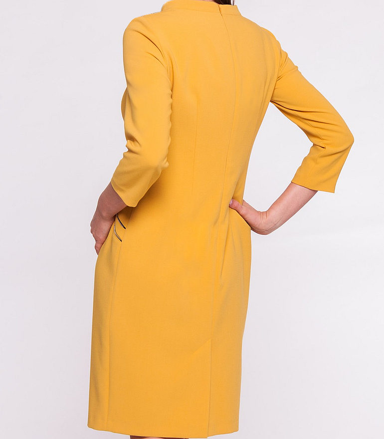 Żółta sukienka z półgolfem marki Vito Vergelis