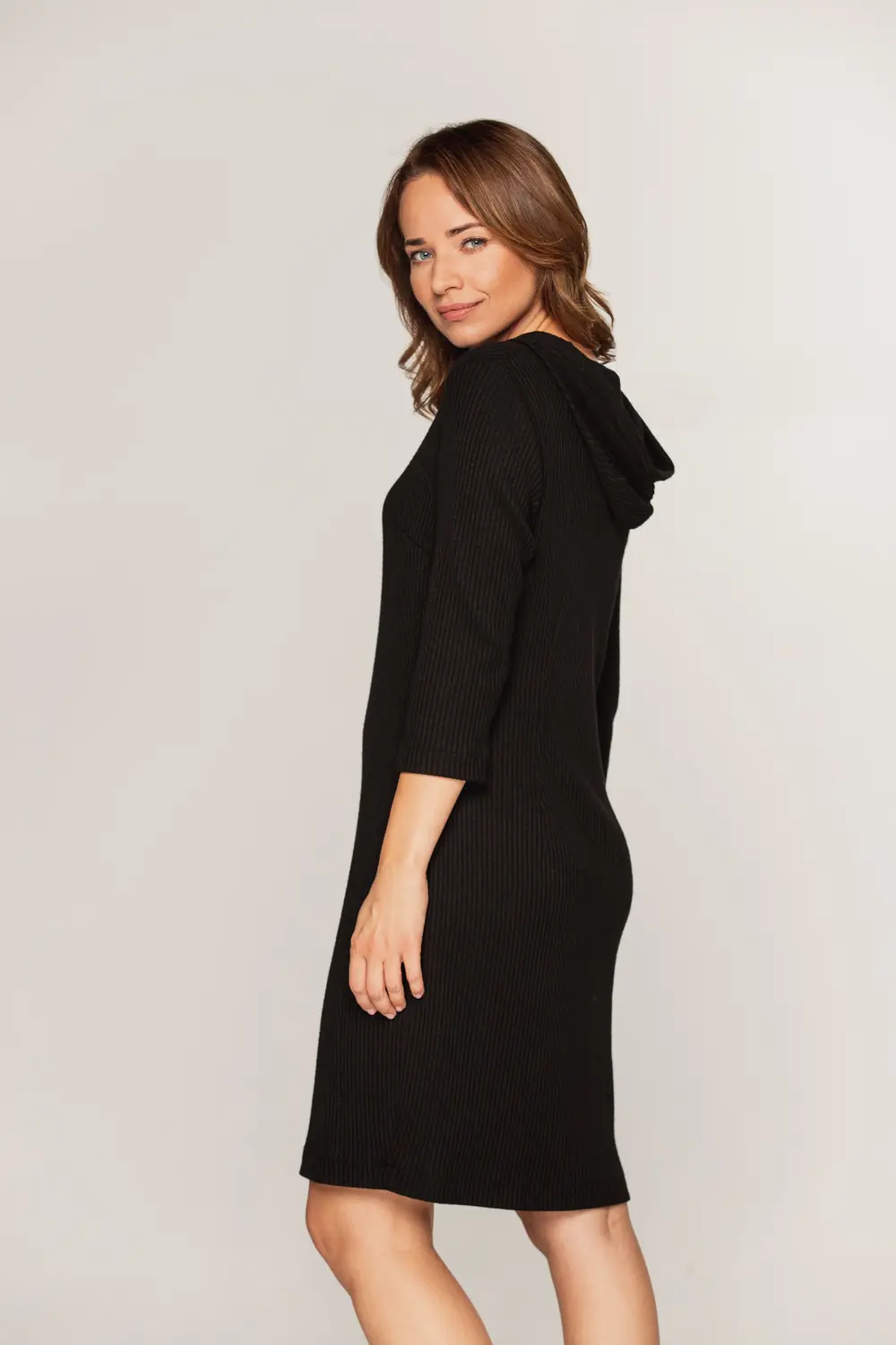 czarna sukienka dzianinowa z kapturem sweterkowa polska marka