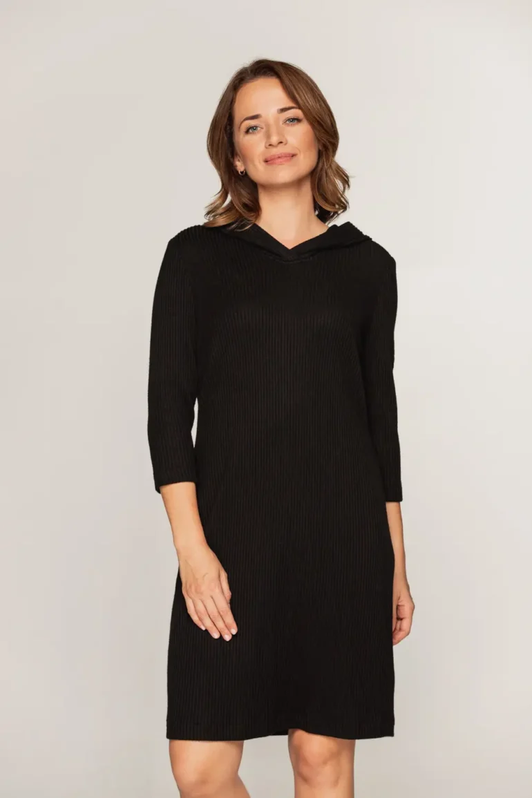 czarna sukienka sweterkowa z kapturem polska marka Vito Vergelis