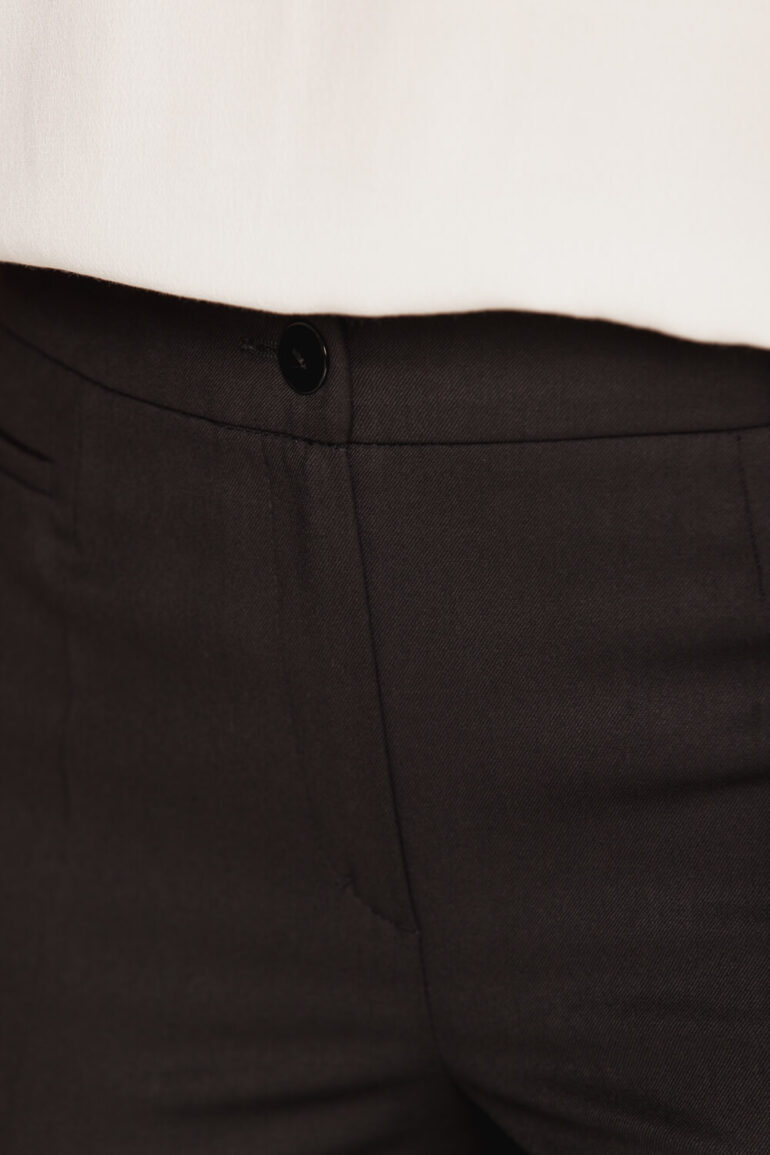 czarne spodnie damskie w kant z prostą nogawką polska marka Vito Vergelis