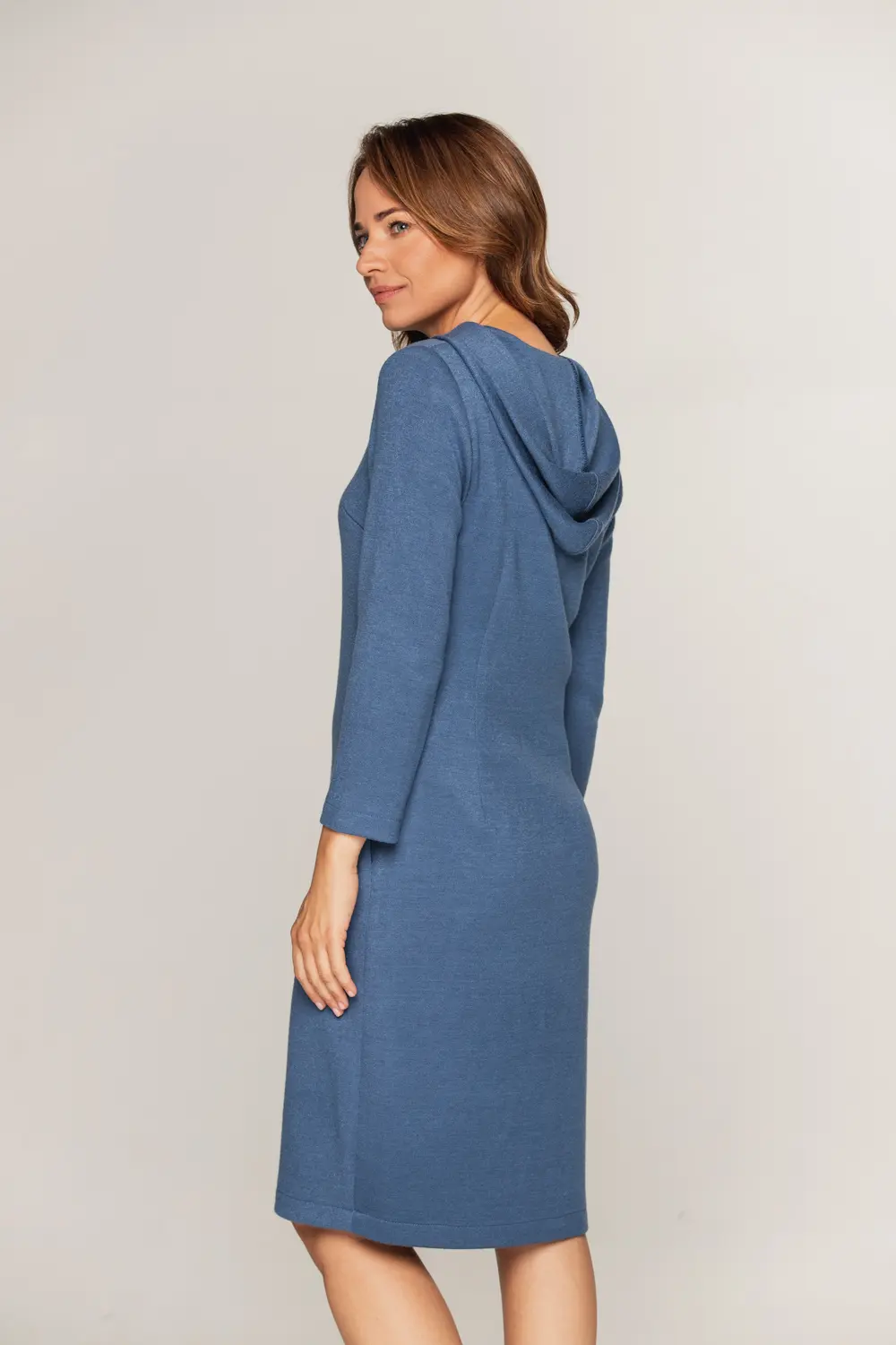 niebieska sukienka z kapturem dzianinowa sweterkowa polska marka