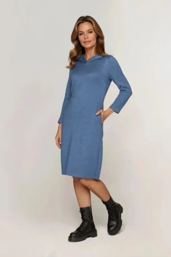 Sukienka z kapturem sweterkowa niebieska polska marka Vito Vergelis