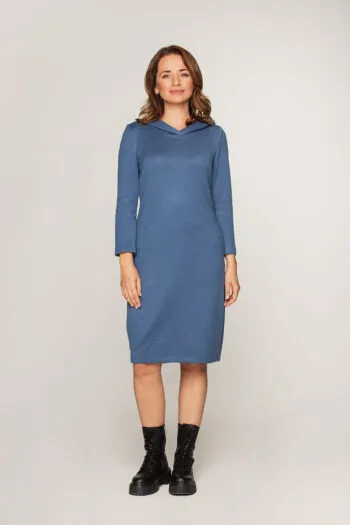 Sukienka z kapturem sweterkowa niebieska z dzaininy polska marka