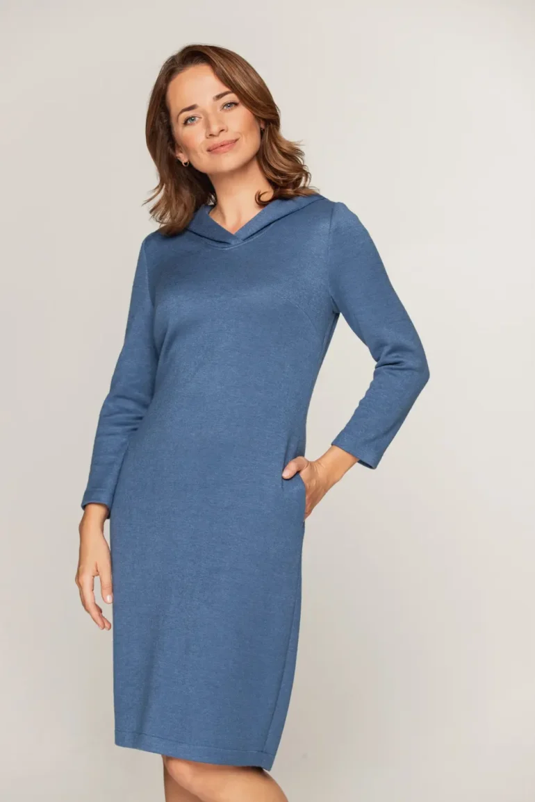 Sukienka z kapturem sweterkowa niebieska polska marka duże rozmiary
