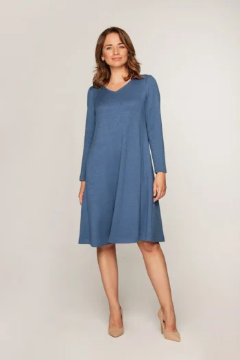 trapezowa sukienka sweterkowa niebieska polska marka Vito Vergelis duże rozmiary