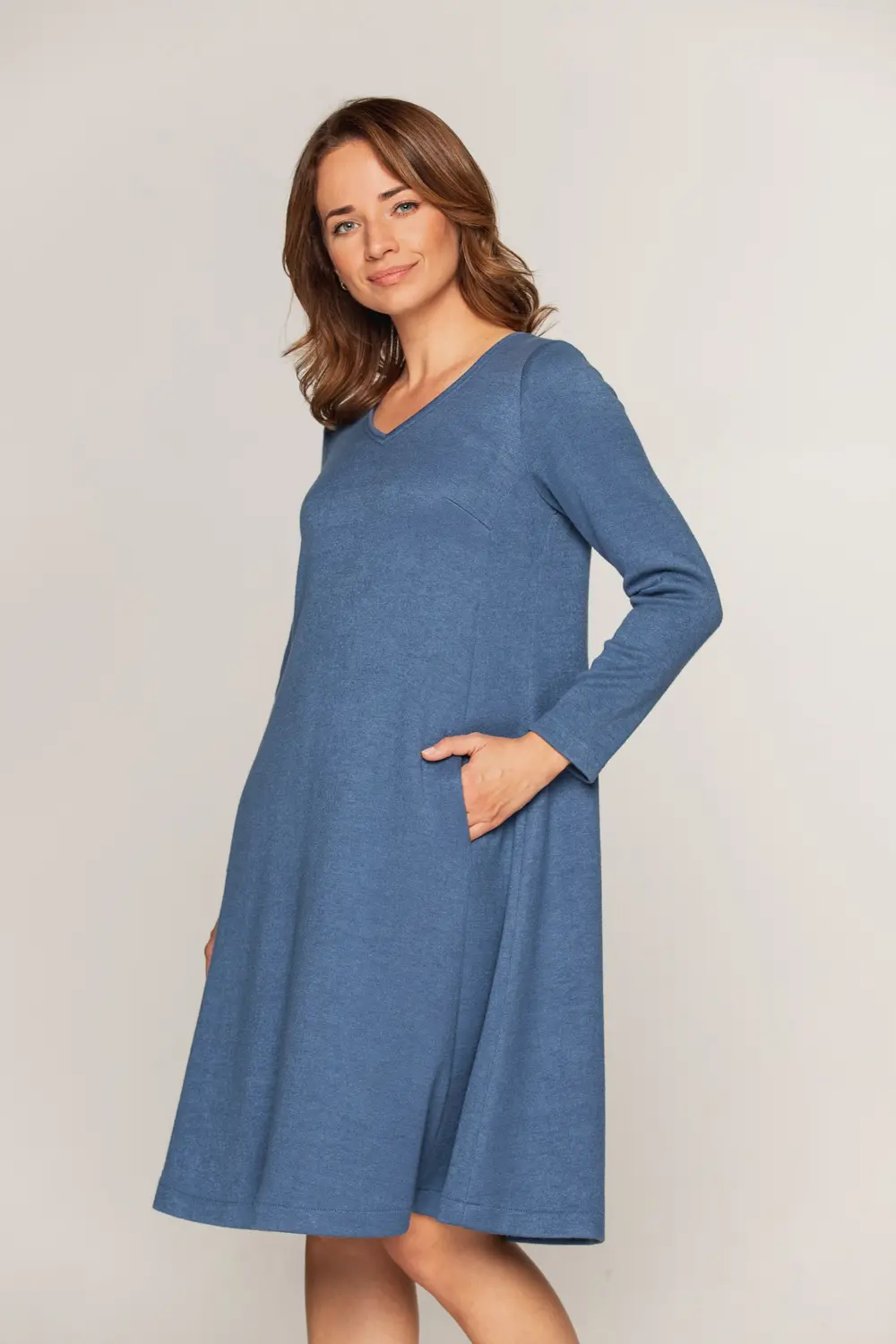 dzianinowa sukienka trapezowa linia A niebieska sweterkowa polska marka