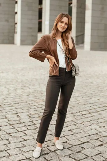 brązowa kurtka damska z ekoskóry i brązowe spodnie damskie z elastanem marki Vito Vergelis