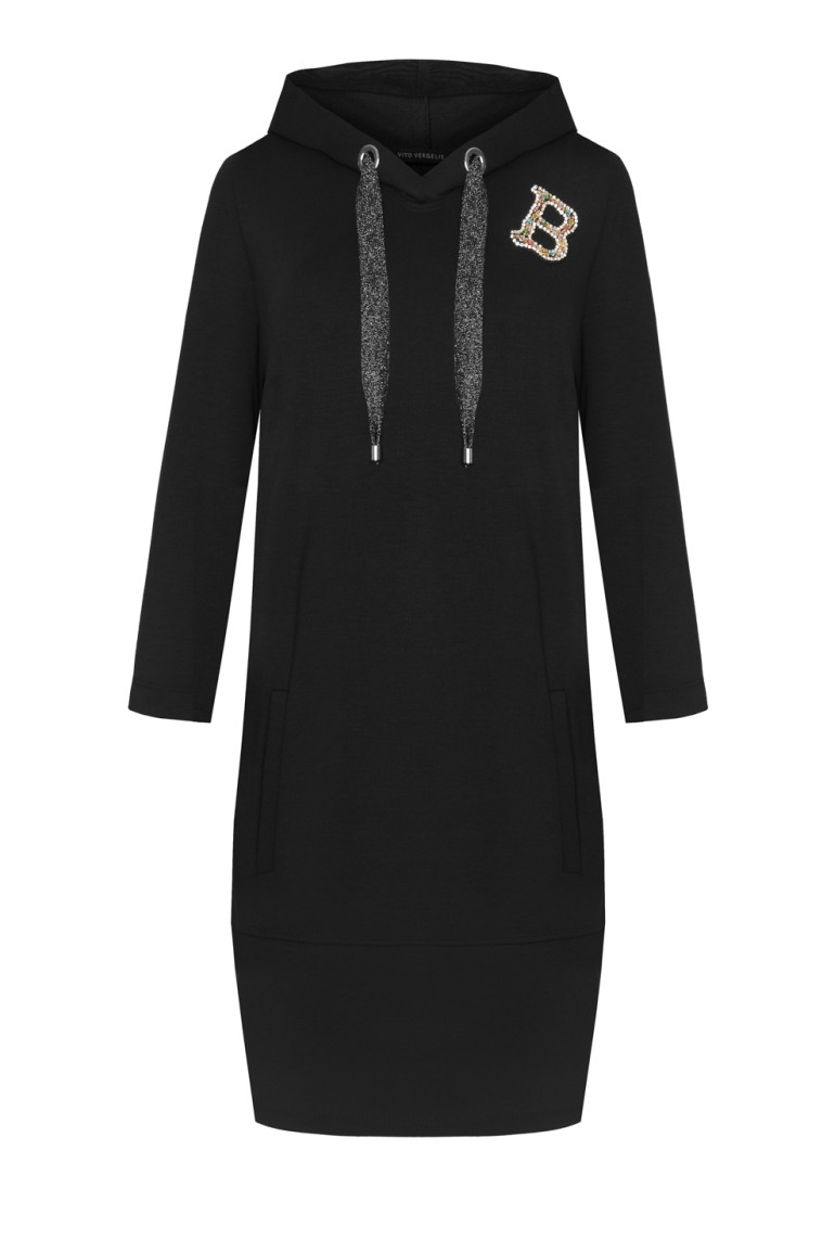 Linia basic Vito Vergelis. Czarna dresowa sukienka z kapturem, z ozdobnymi taśmami i literkami
