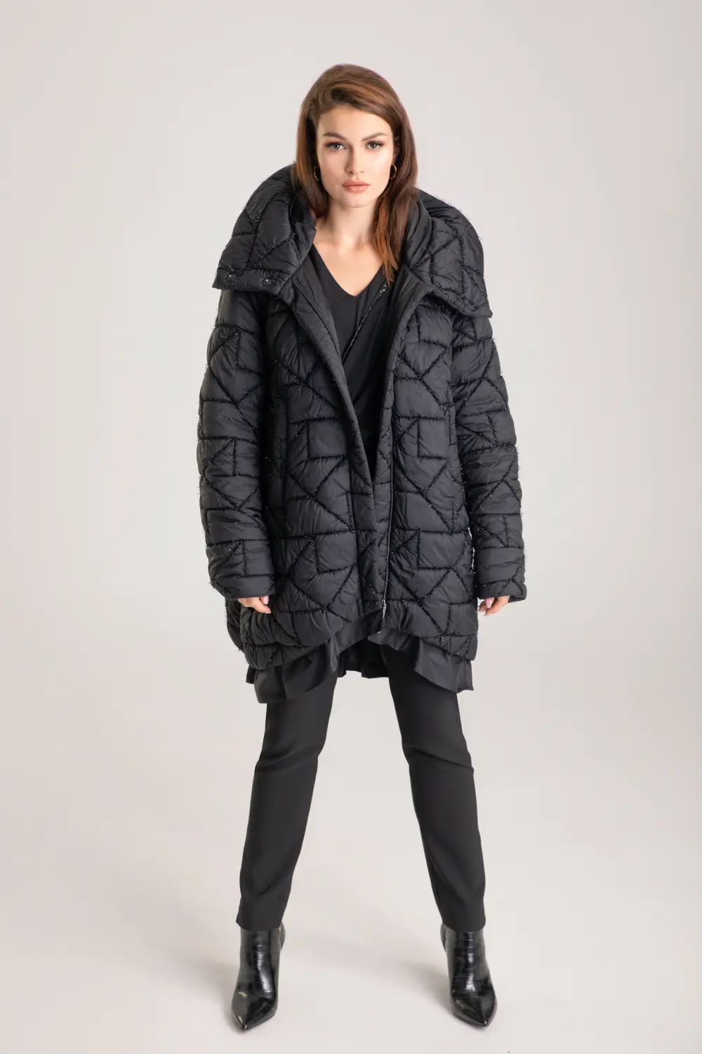 Długa czarna kurtka zimowa damska haftowana kurtka puchowa fason oversize polskiej marki Vito Vergelis