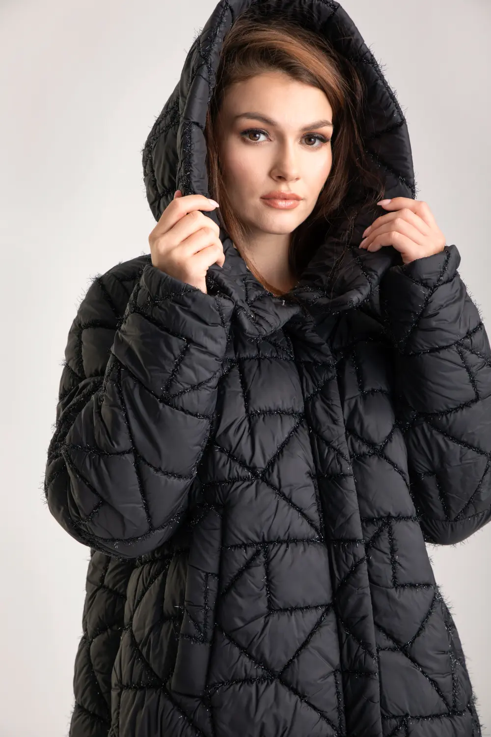 czarna kurtka zimowa z kapturem czarna haftowana pikowana kurtka puchowa fason oversize polskiej marki Vito Vergelis