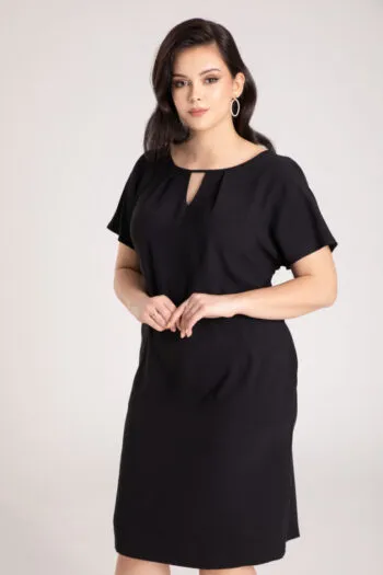 Czarna sukienka plus size oversize z krótkim rękawkiem marki Vito Vergelis
