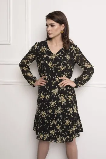 Modelka w sukienkce Vito Vergelis. Czarna sukienka z długim rękawem w żółte kwiatki z falbanami.