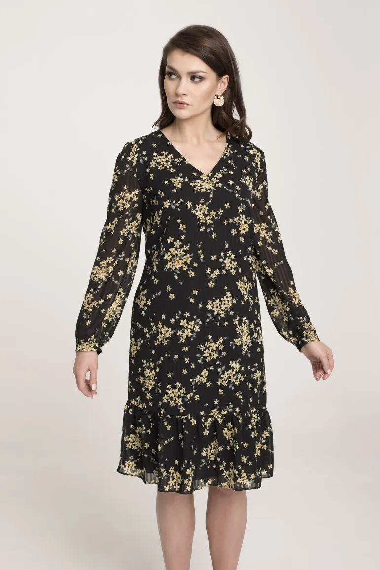 Modelka w sukienkce Vito Vergelis. Czarna sukienka z długim rękawem w żółte kwiatki z falbanami.