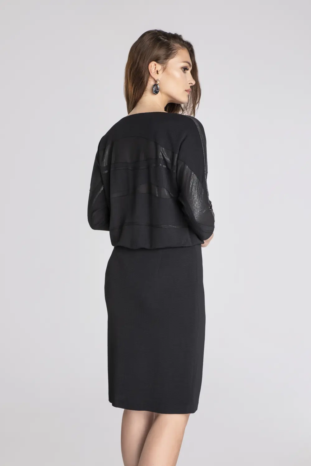 czarna sukienka wizytowa z błyszczącymi wstawkami i lampasem polskiej marki Vito Vergelis