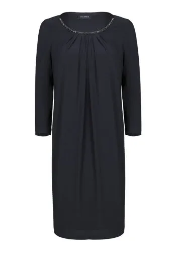 Linia wizytowa. Czarna sukienka oversize z ozdobną taśmą przy dekolcie polskiej marki Vito Vergelis