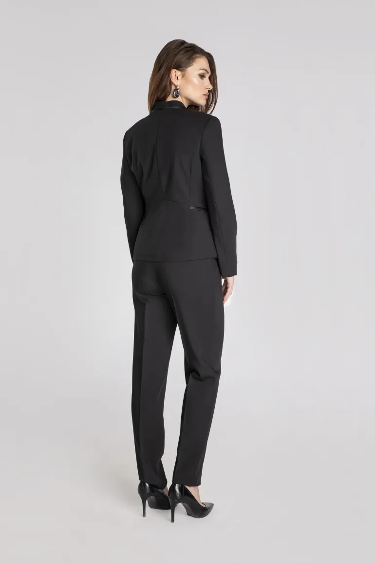 Czarny garnitur damski. Czarny żakiet ze stójką i suwakami i szerokie spodnie damskie w kant marki Vito Vergelis