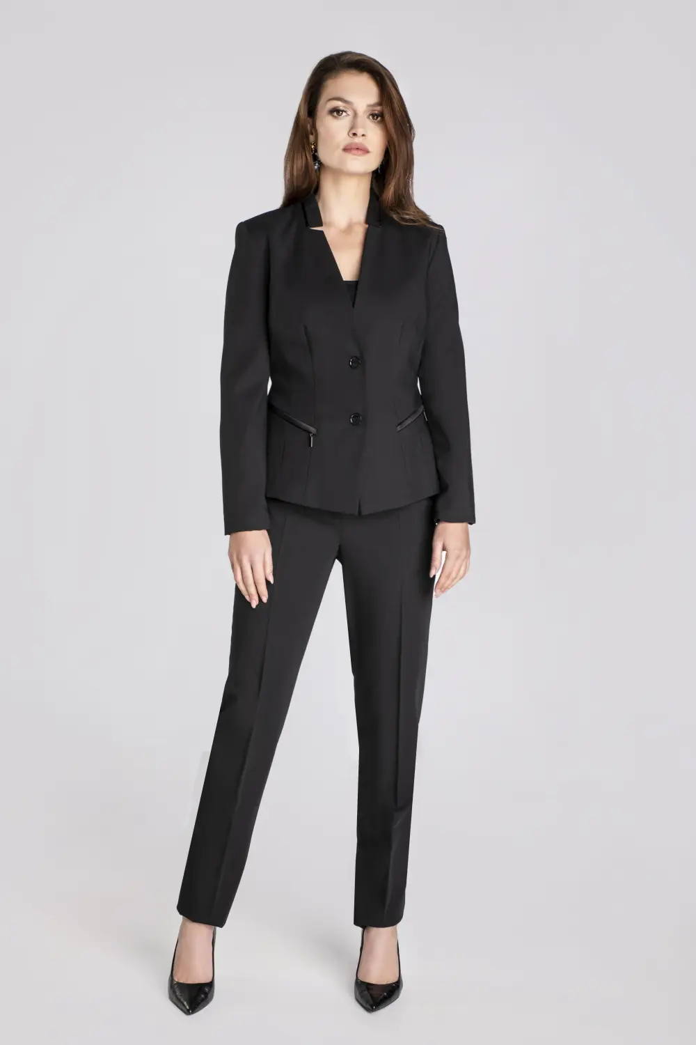 Czarny garnitur damski. żakiet damski ze stójką i suwakami oraz szerokie spodnie damskie w kant marki Vito Vergelis