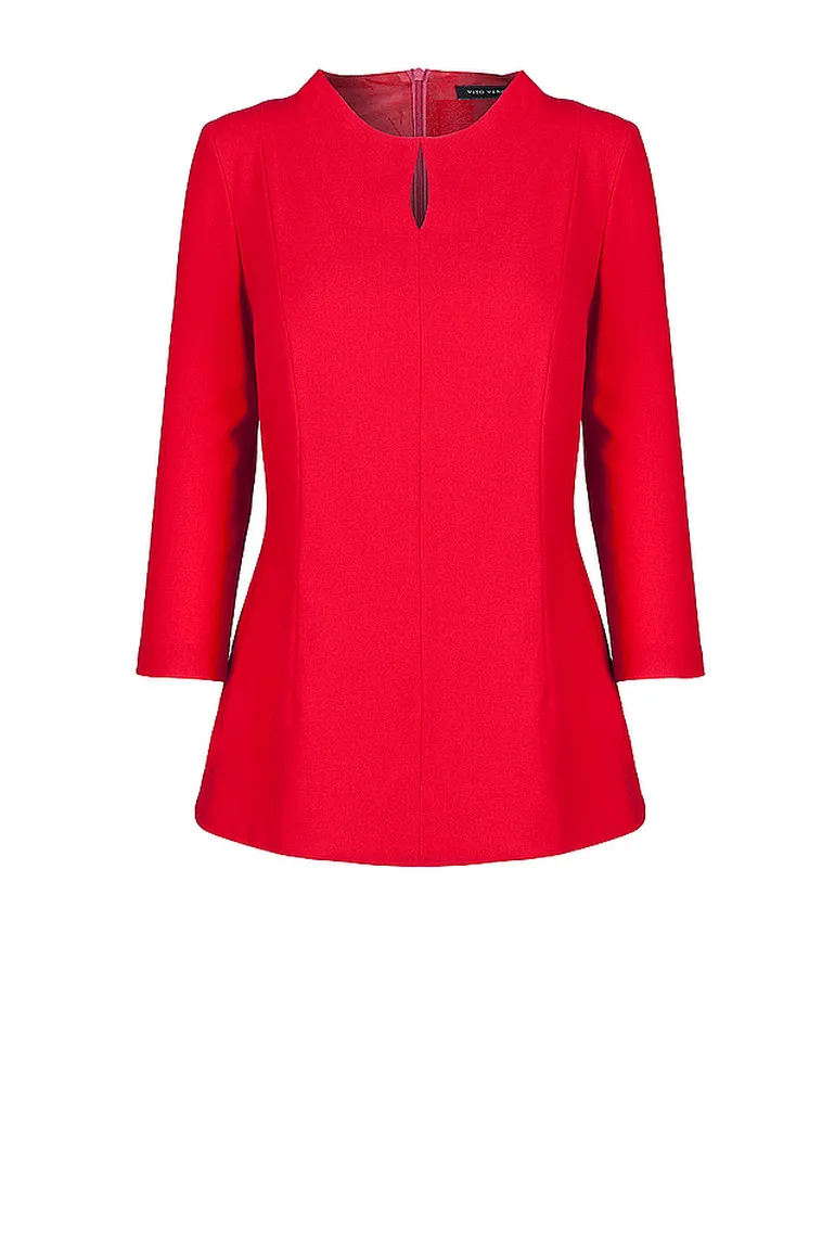 Czerwona bluzka z małą stójką i pęknięciem marki Vito Vergelis