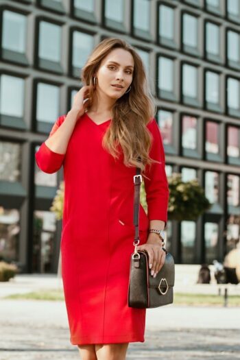 czerwona sukienka z dzianiny z kieszeniami i rękawem 3/4 polska marka Vito Vergelis