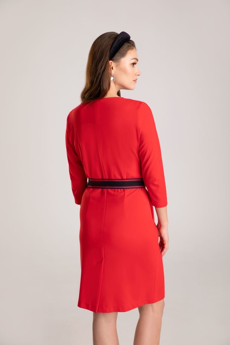 dzianinowa czerwona sukienka z paskem z gumy marki Vito Vergelis