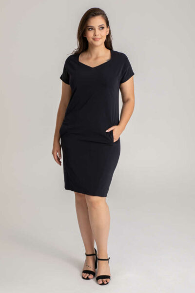 granatowa sukienka oversize z geometrycznym dekoltem polskiej marki Vito Vergelis sukienka plus size