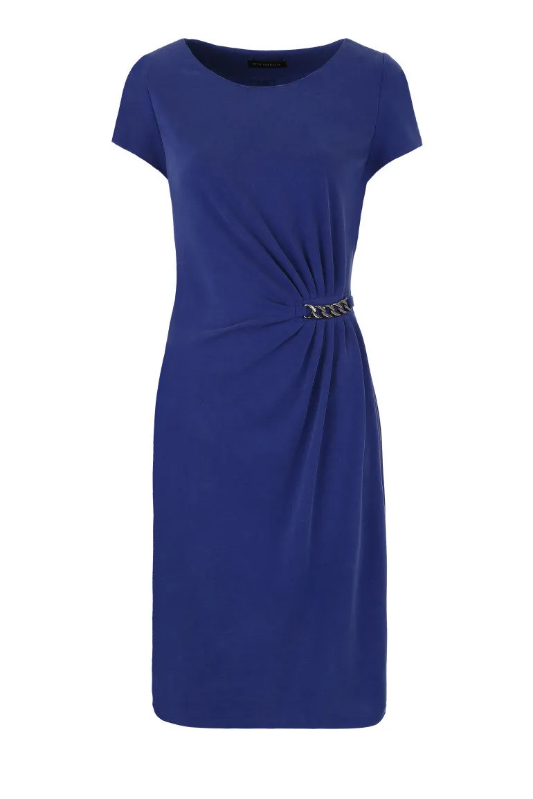 Niebieska sukienka z drapowaniem na linii talii i łańcuszkiem marki Vito Vergelis