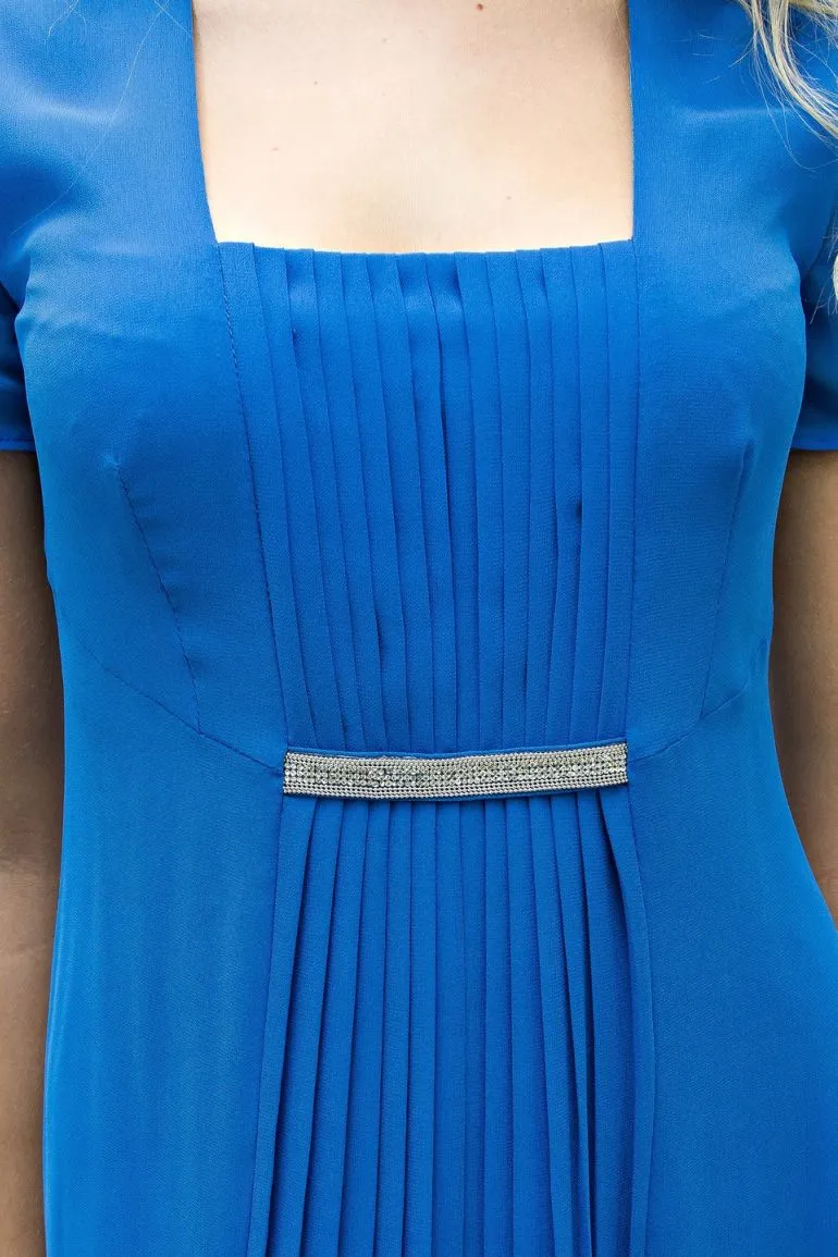 Linia wizytowa marki Vito Vergelis. Szyfonowa kobaltowa sukienka na wesele z plisowaniem