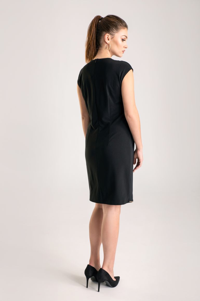 Elegancka mała czarna sukienka wizytowa Vito Vergelis bez rękawów z asymerycznym przodem ozdobionym dekoracyjną taśmą