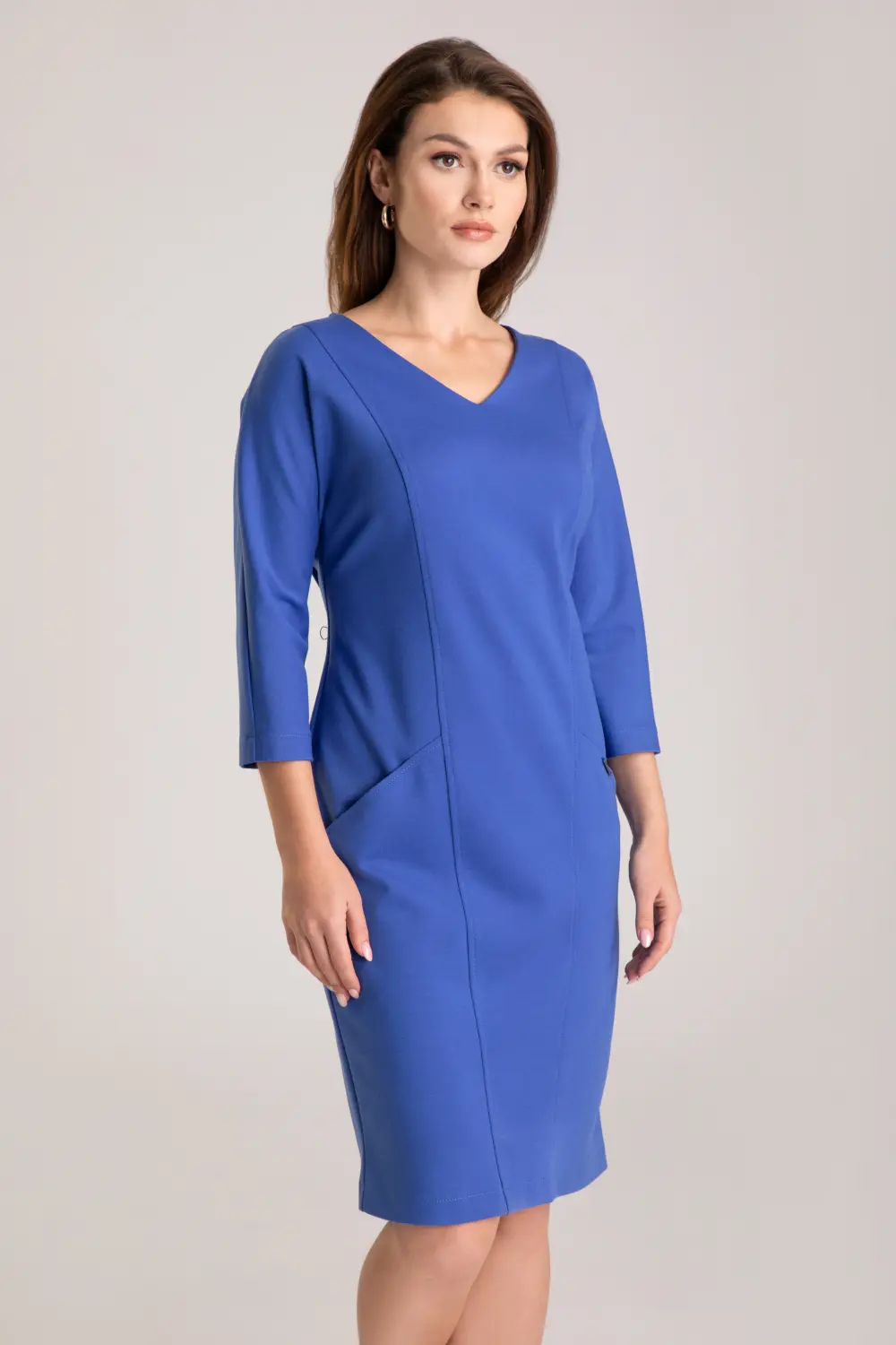 Niebieska dzianinowa sukienka z rękawem 3/4, dekolt w szpic, kieszenie polska marka Vito Vergelis