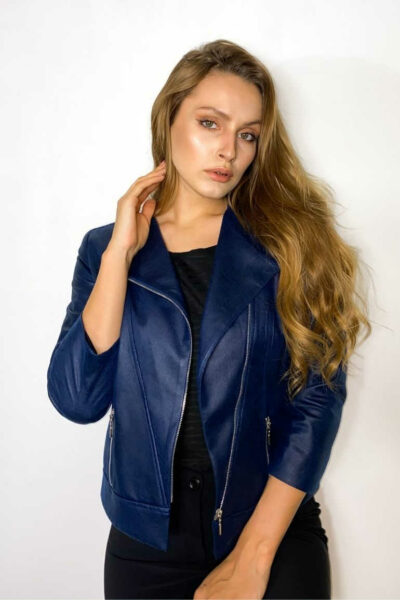 Niebieska kurtka ramoneska