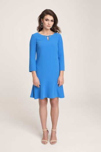 Modelka w sukience Vito Vergelis. Niebieska sukienka z falbaną i wiązaniami przy rękawach.