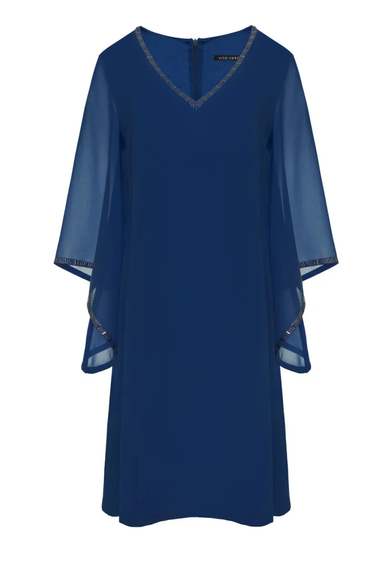 Kolekcja wizytowa. Niebieska sukienka z szyfonu oversize na duże rozmiary marki Vito Vergelis
