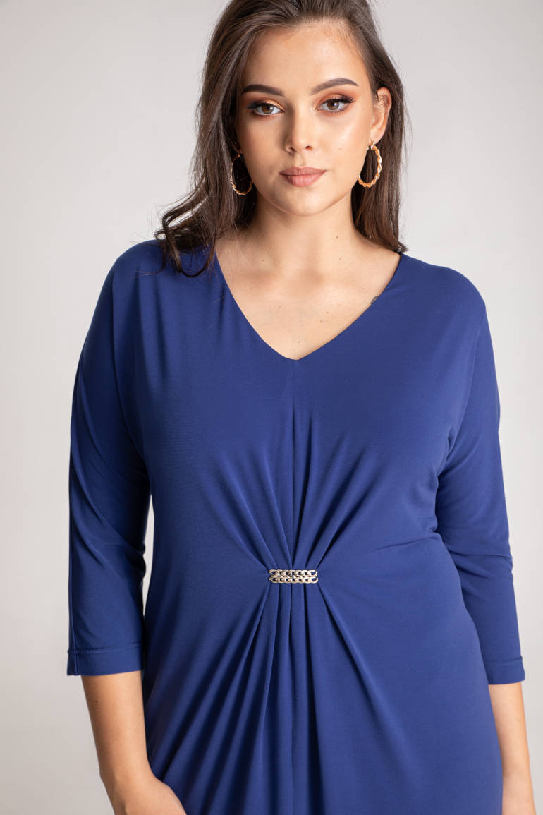 Niebieska sukienka z marszczeniem Vito Vergelis z długim rękawem, z lejącej tkaniny z drapowaniem na linii talii wykończonym klamerką.