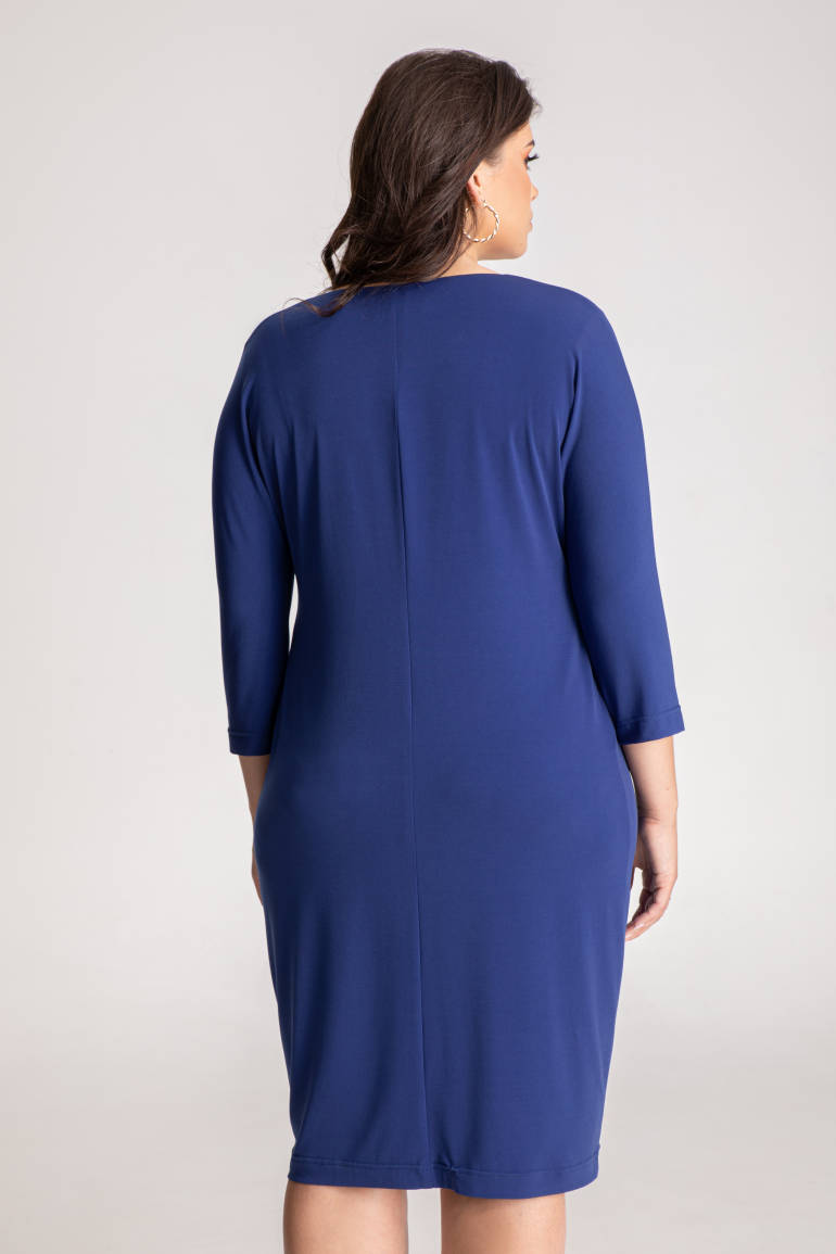 Niebieska sukienka z marszczeniem Vito Vergelis z długim rękawem, z lejącej tkaniny z drapowaniem na linii talii wykończonym klamerką.