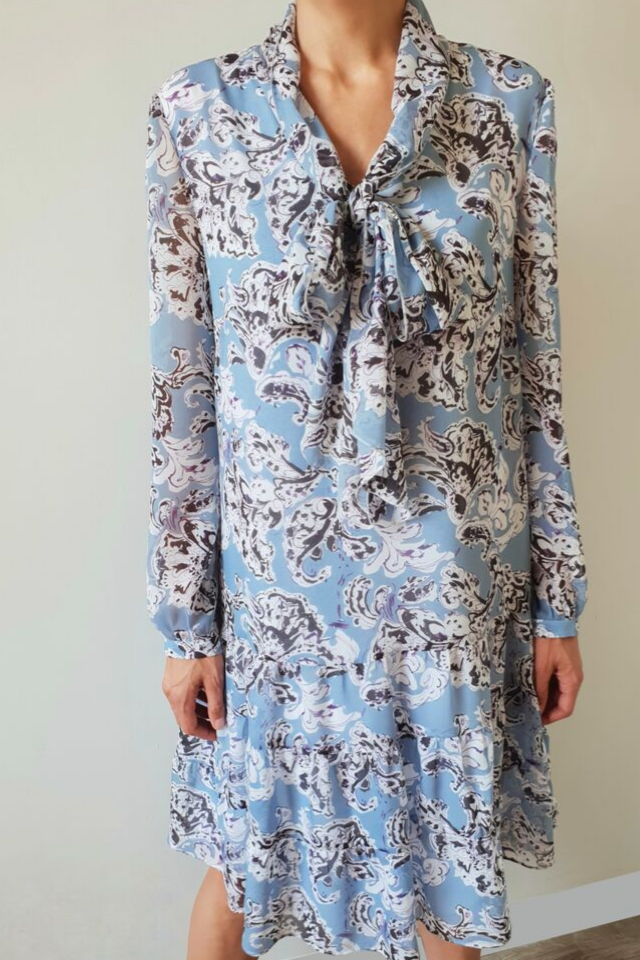 Błękitna sukienka w kwiaty z wiązaniem i falbaną marki Vito Vergelis