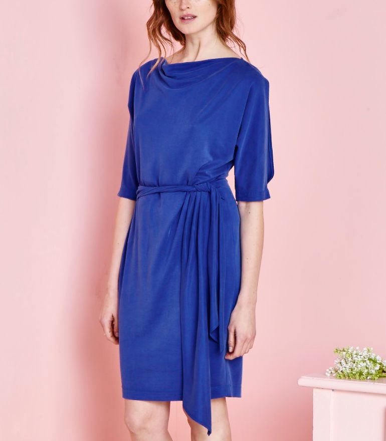 Komfotowa niebieska sukienka z szarfą i rozcięciem na rękawie z modalu. Sukienka Vito Vergelis