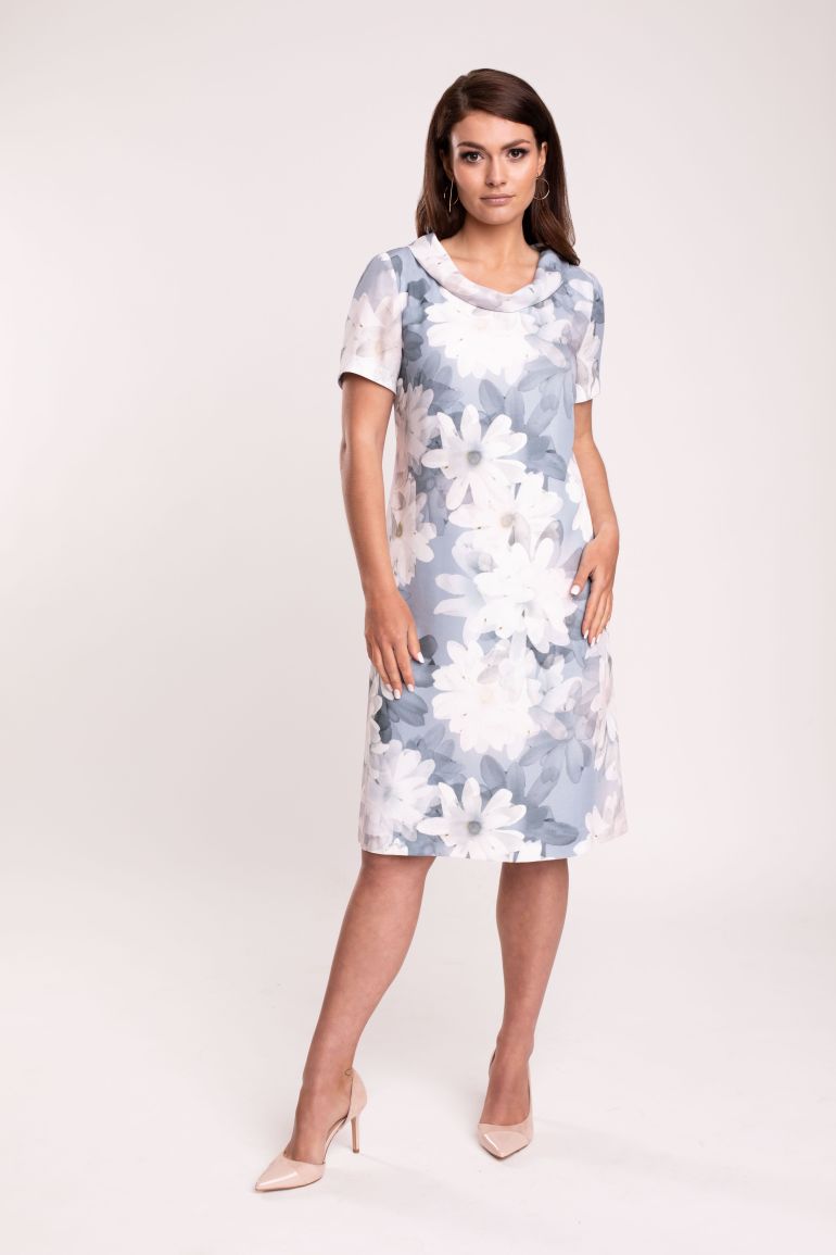 Modelka w sukience Vito Vergelis. Błękitna sukienka w białe kwiaty.