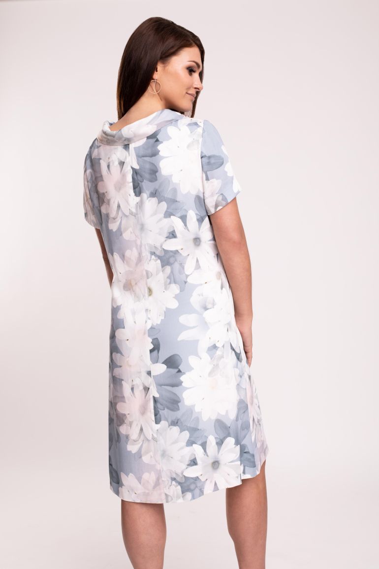 Modelka w sukience Vito Vergelis. Błękitna sukienka w białe kwiaty.