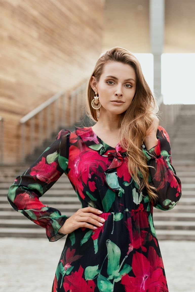 wizytowa sukienka w kwiaty z szyfonu midi polska marka Vito Vergelis