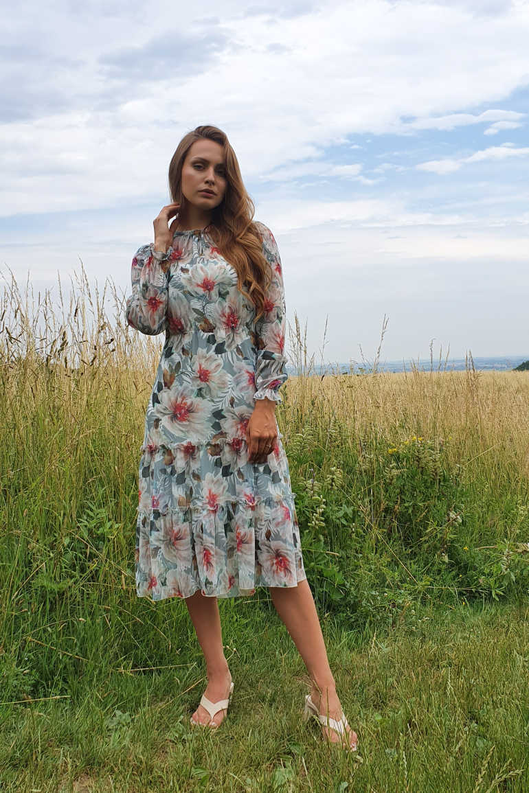 zwiewna wizytowa sukienka z szyfonu w kwiaty polskiej marki Vito Vergelis