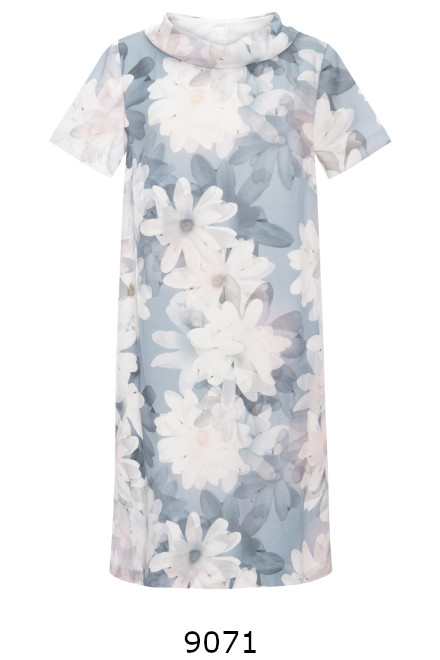 Błękitna sukienka w białe kwiaty marki Vito Vergelis