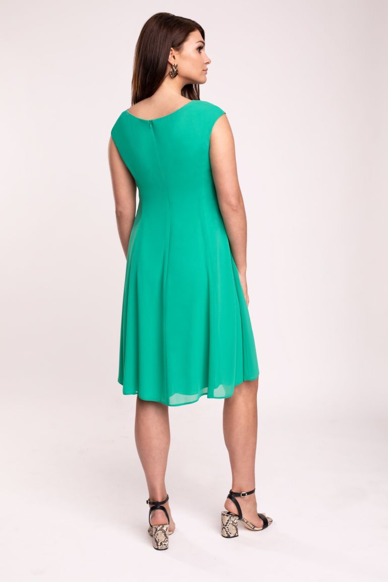 Modelka prezentuje sukienkę marki Vito Vergelis. Zielona sukienka z szyfonu z rozkloszowanym dołem.