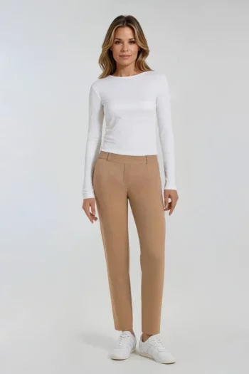 Beżowe spodnie damskie z gumą w pasie z bawełną duże rozmiary polska marka Vito Vergelis