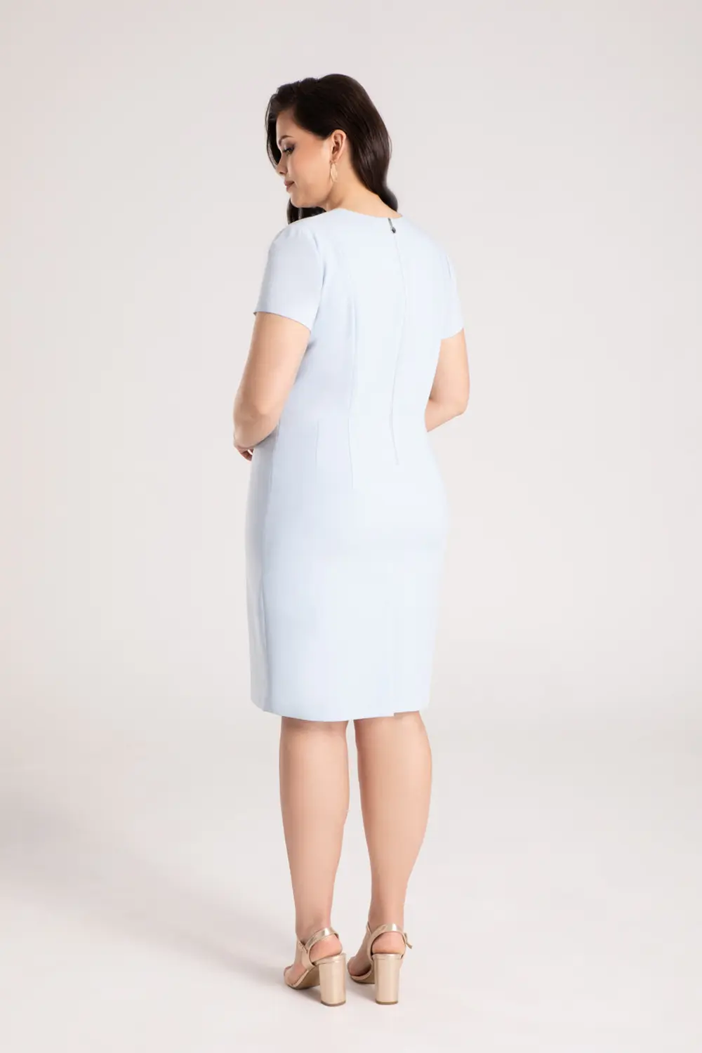 sukienka ołówkowa z krótkim rękawkiem błękitna polska marka Vito Vergelis