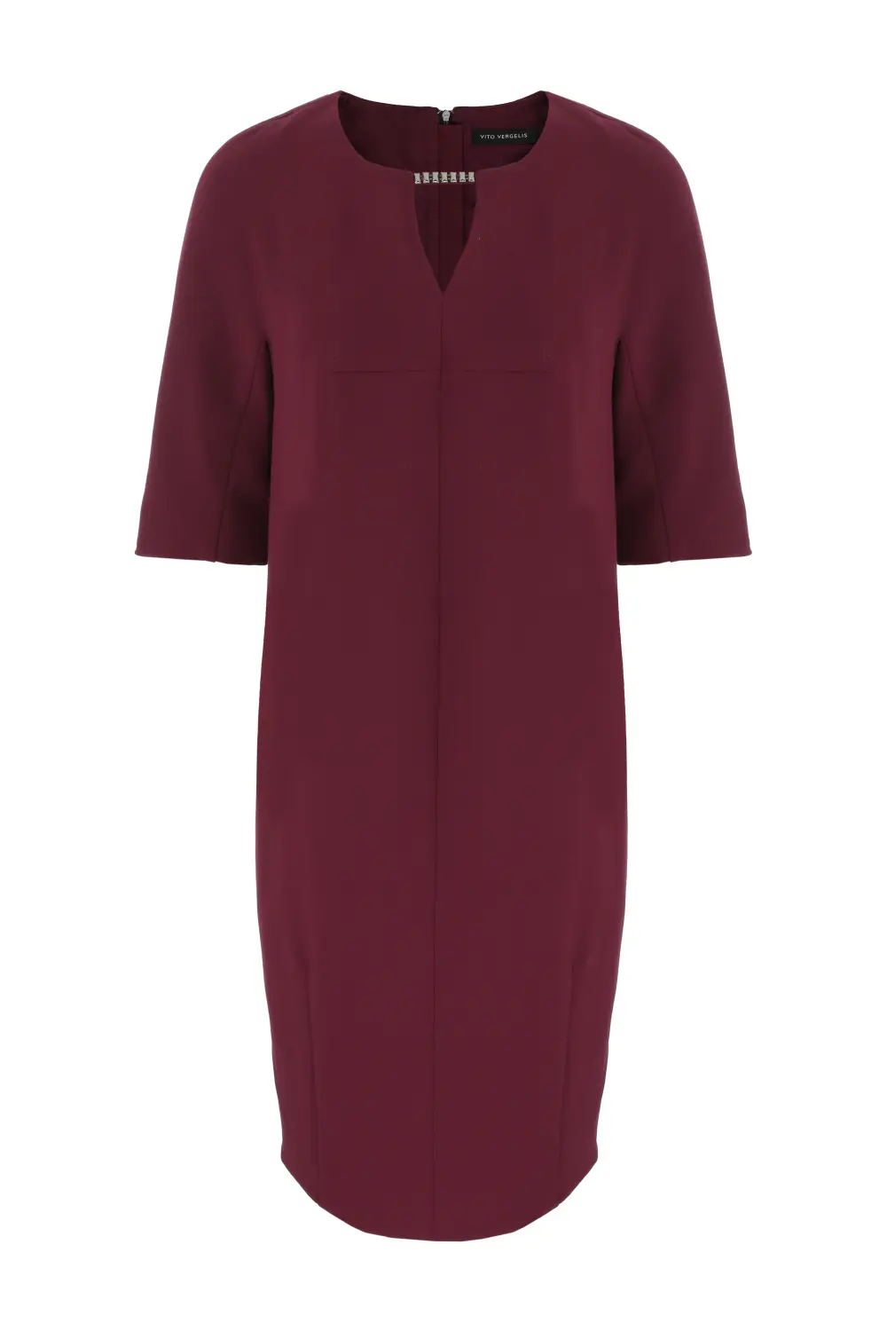 bordowa sukienka z aplikacja Vito Vergelis 6560 Linia wizytowa. Bordowa sukienka oversize z ozdobnym dekoltem polskiej marki Vito Vergelis