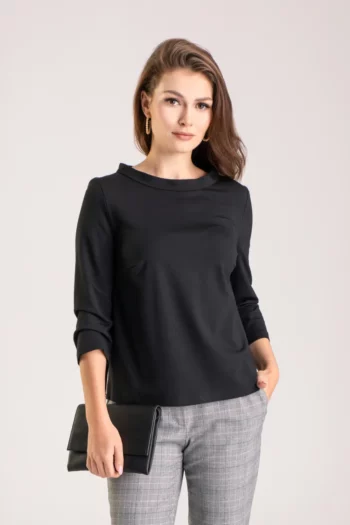 Linia basic Vito Vergelis. Czarna dzianinowa bluzka ze stójką i suwakami po bokach. czarna bluza z suwakami