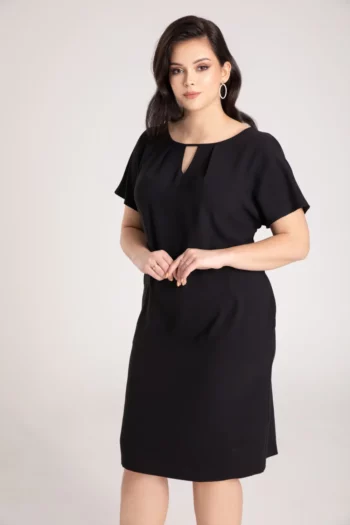 Czarna sukienka oversize z krótkim rękawkiem plus size marki Vito Vergelis