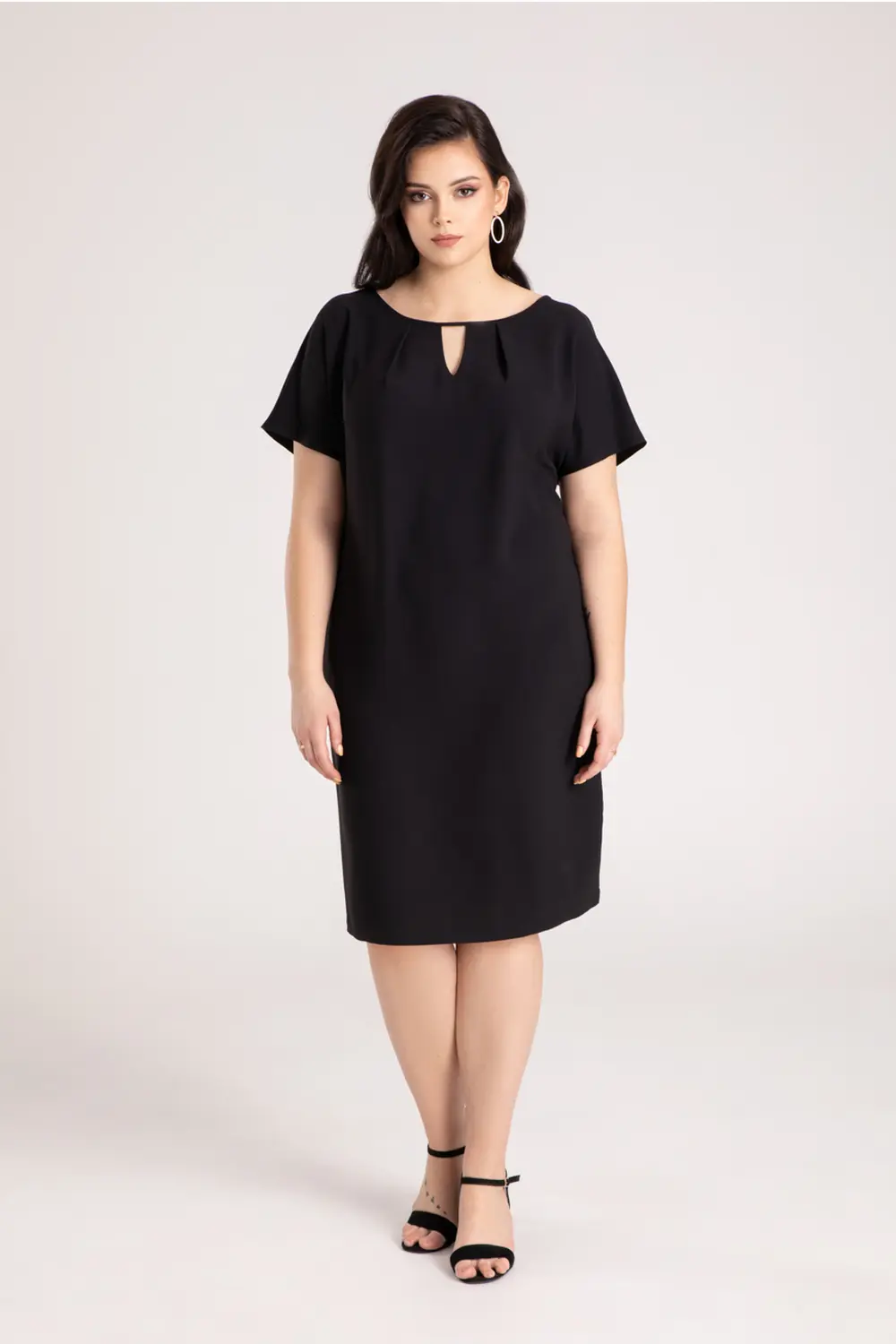 Czarna sukienka plus size oversize z krótkim rękawkiem marki Vito Vergelis