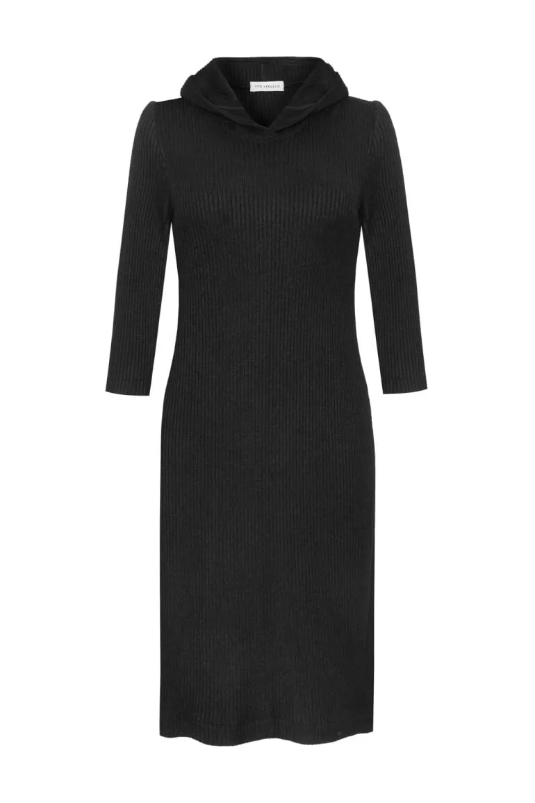 czarna sukienka z kapturem sweterkowa polska marka Vito Vergelis dzianiowa sukienka codzienna