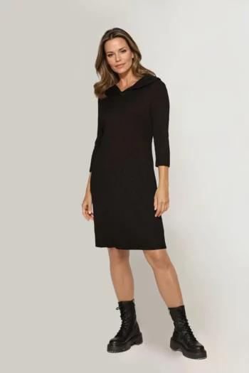 Czarna sukienka z kapturem sweterkowa polska marka Vito Vergelis